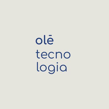 Sobre fundo branco — Tecnologia · três linhas · sem símbolo